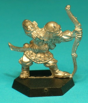 Pose 3, variant F. This variant wears a plain, round helmet with a small disc-shaped symbol on the front, a line of rivets along the rim, and a neckguard made of strips of leather. His head looks along the firing line of his arrow, with a slightly open mouth.