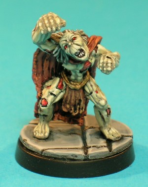 Pose 4, variant B. This variant has a balding head, but with long hair at the back. It has a flesh-covered face with its mouth wide open barring its teeth, and looks straight forward, but with its head sharply tilted to the right.
